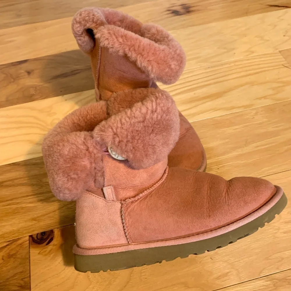 Ugg Bailey button boot in dusty pink, size 6